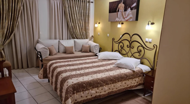 Habitación triple Estándar con balcón Pitho