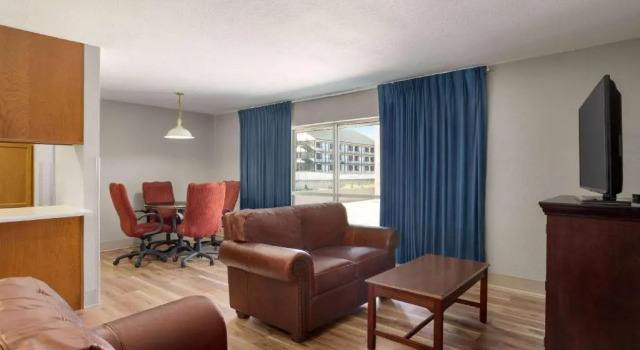Люкс AmericInn by Wyndham Branson & Conference Center