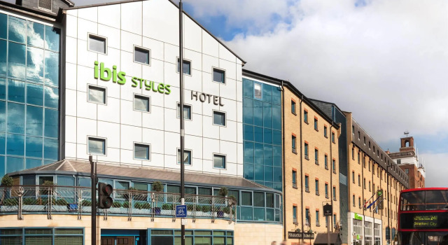 Кровать в общем номере ibis Styles London Excel