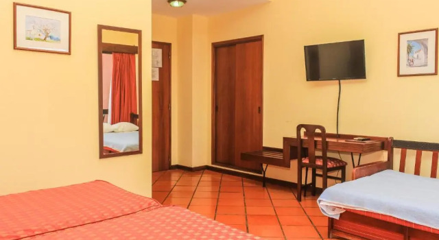 Трёхместный номер Hotel Colina Dos Mouros
