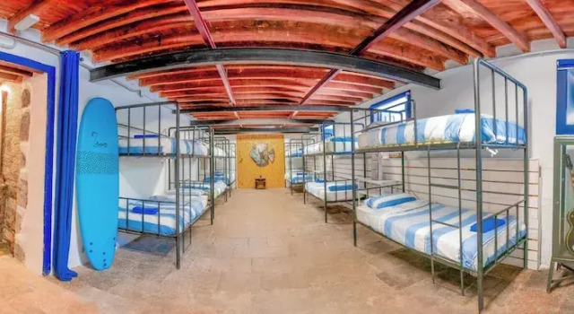 Vuode makuusalissa Atlantis Surf Hostel