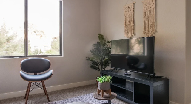 Tempe 1 BR & 2 BR Apts by Frontdesk, Забронировать Апартаменты/квартира Пруд в Темпе Phoenix Metropolitan Area, рядом с Детский музей Halle Heart