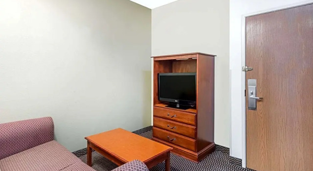 Четырёхместный люкс Ramada by Wyndham Columbia