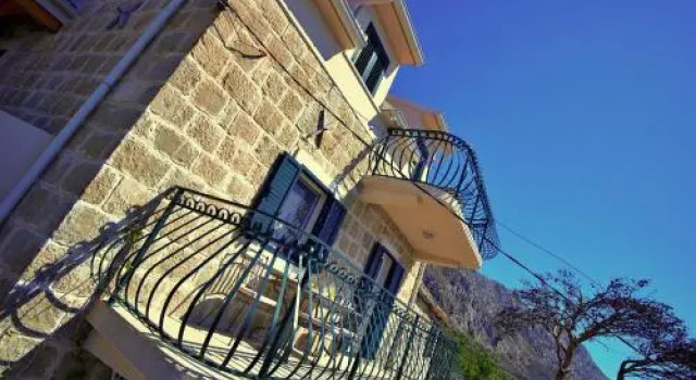 Holiday Home Tina, Rezerwuj Hotel Hotele w Split-Dalmatia County z parkingiem, Parking