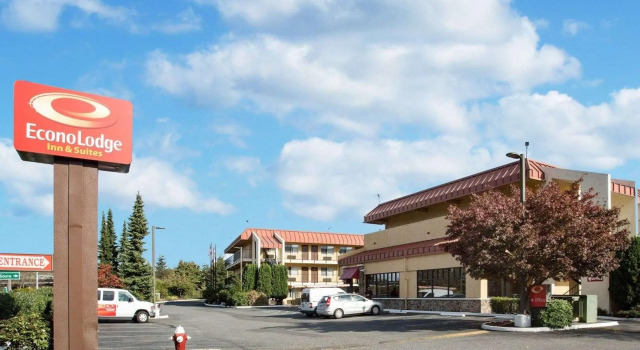 Кровать в общем номере MorningGlory Inn & Suites