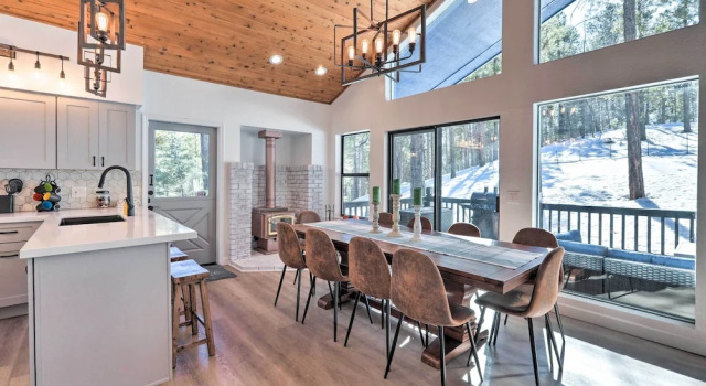 Mtn-view Cabin w/ Game Room & Deck in Flagstaff, Varaa Lomakoti Kachina Village USA