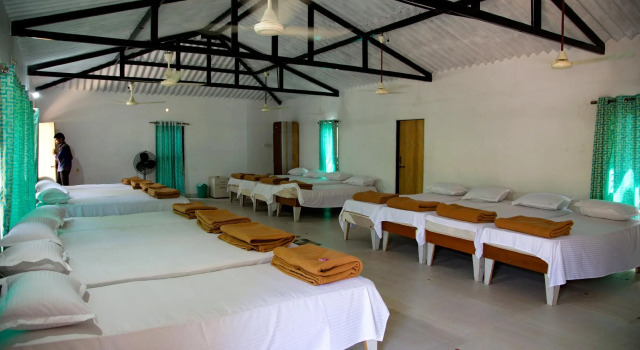 Кровать в общем номере Gir County Resort