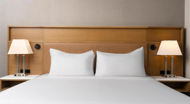 Двухместный люкс с 2 комнатами DoubleTree by Hilton Providence Airport Warwick