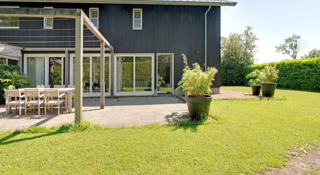 Коттедж Family House in Grou near Water Sports