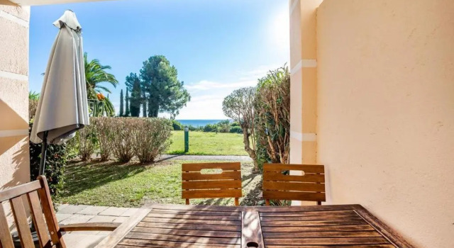 Garden level with sea view for 6 people