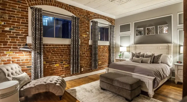 Коттедж FireHouse Alley Elegant Loft-Style Retreat