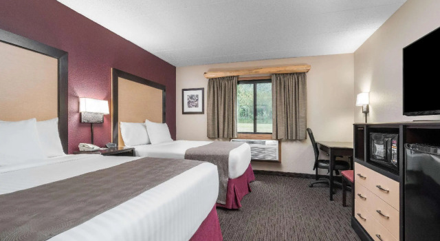 Четырёхместный номер Deluxe AmericInn by Wyndham Detroit Lakes