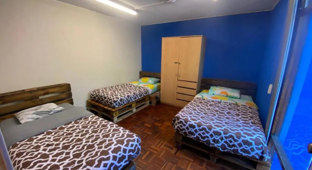 Кровать в общем номере Blue house La Floresta