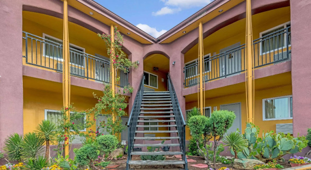 Garner Hotel Albuquerque Airport by IHG, Забронировать Мини-отель Альбукерке Нью-Мексико