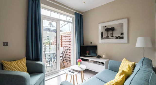 Stylish Fulham Flat with Patio by Underthedoormat