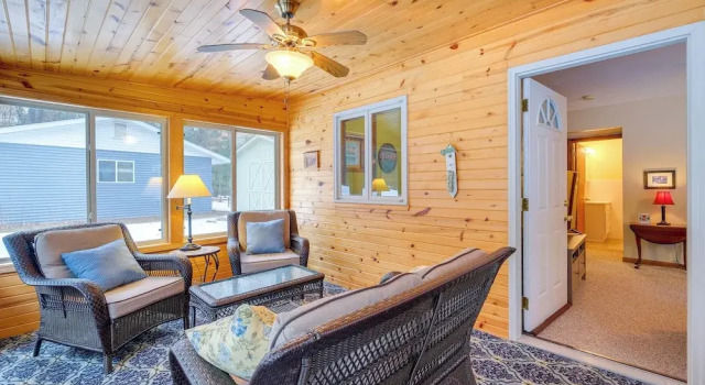 Коттедж Cozy Cottage w/ Sunroom - Walk to Higgins Lake