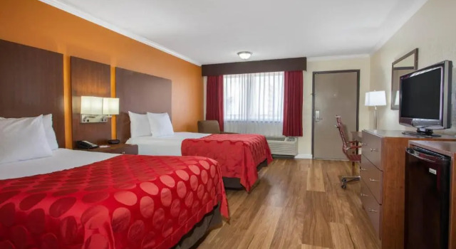 Четырёхместный номер Standard с видом на внутренний двор Ramada by Wyndham Tampa Westshore Airport South