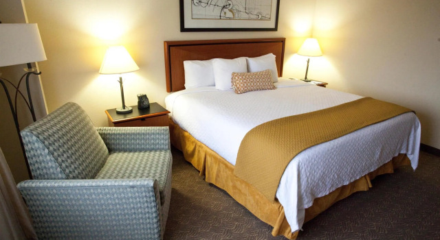Двухместный номер Executive Embassy Suites Louisville East