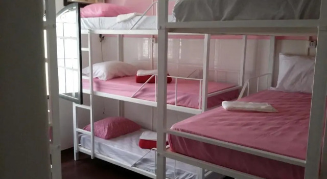 Кровать в общем номере Brumar Inn