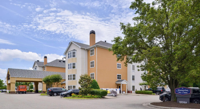Кровать в общем номере Hampton Inn & Suites Newport News-Airport - Oyster Point Area