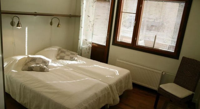 Кровать в общем номере с 6 комнатами с балконом Apartments Anna