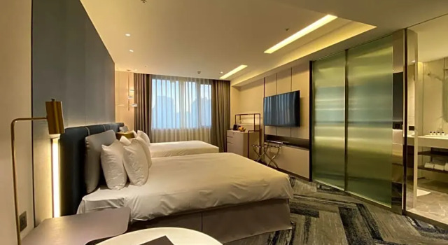 Четырёхместный номер Deluxe Monarch Plaza Hotel