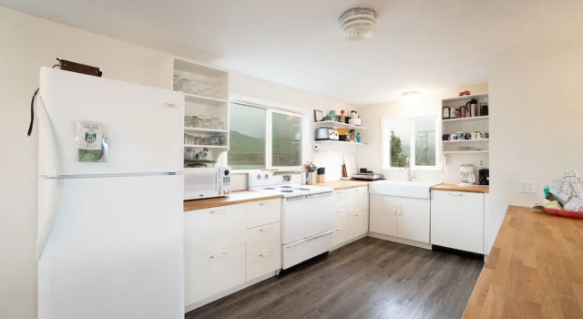 The Lakeside Caboose 3 Bedroom Home