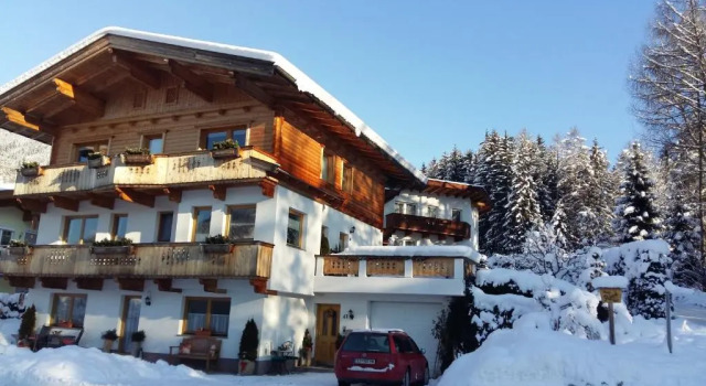 Haus Roland, Rezerwuj Hotel Hotele w Tyrol z parkingiem, Parking