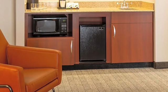 Двухместный люкс c 1 комнатой Courtyard by Marriott Madison West / Middleton