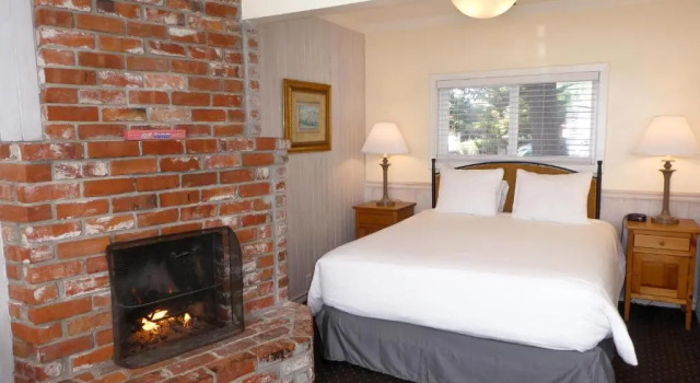 Четырёхместный номер Standard Carmel Fireplace Inn