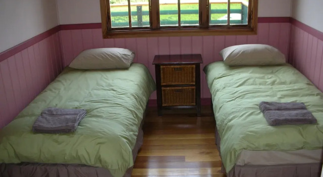 Семейный коттедж с 4 комнатами с видом на океан Cedar Cottages Blackmans Bay