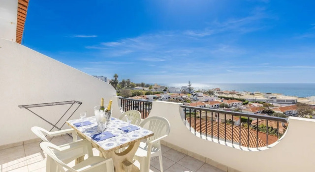 Апартаменты с балконом и с видом на город Oceanview Apart A By Sequeira