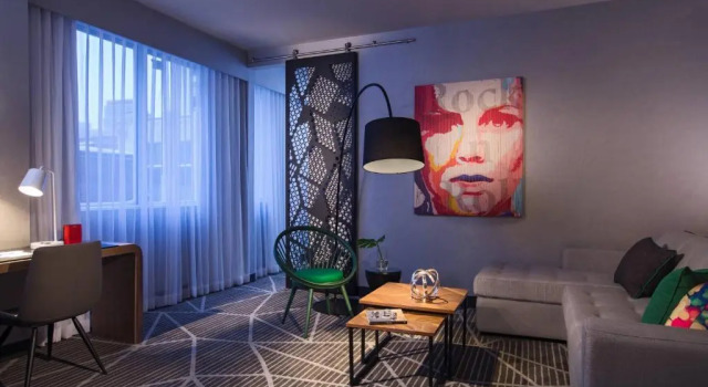 Люкс Renaissance Montreal Downtown Hotel