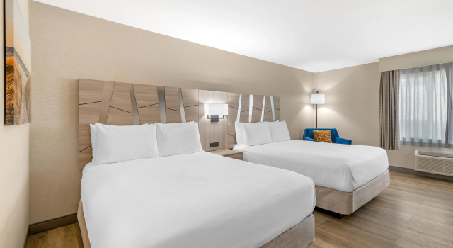 Четырёхместный номер Standard Best Western Plus, The Inn at Hampton