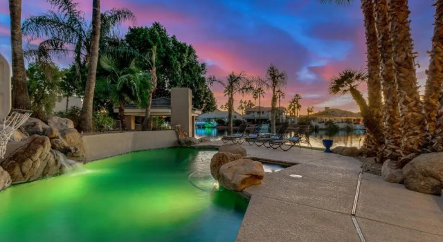Коттедж Stunning Waterfront Paradise! Sleeps 16! Heated Pool/Spa and Lots of Fun! by RedAwning