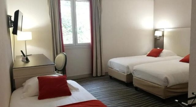 Трёхместный номер Standard Logis Hôtels- Hôtel et Restaurant Domaine de Fompeyre