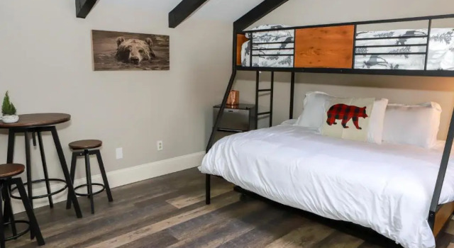Трёхместный номер Standard Gunstock Inn & Suites