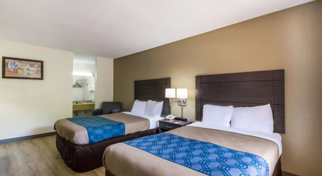 Четырёхместный номер Standard Econo Lodge Little Creek
