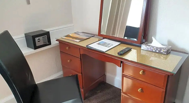Colbourn Hotel, Book Hotel  