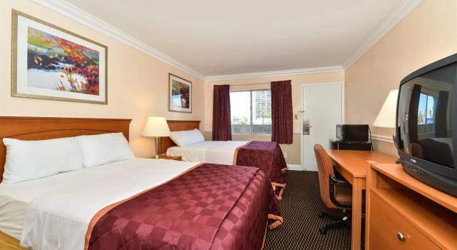 Четырёхместный номер Standard Econo Lodge Oakland Lake Merritt Area