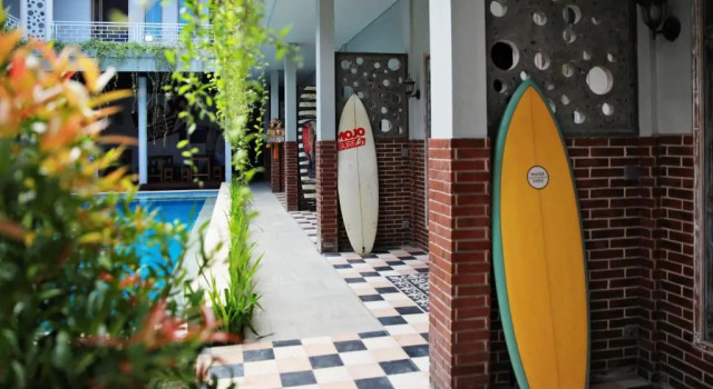Кровать в общем номере Mojosurf Camp Canggu