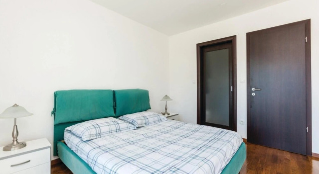 Awesome Home in Podstrana With Wifi and 2 Bedrooms, Varaa Hotelli Hotellit Strožanac pysäköinnillä, Pysäköinti