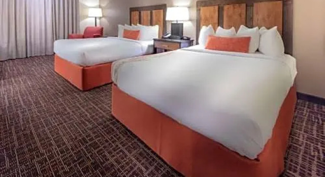 Четырёхместный номер Standard с видом на внутренний двор Best Western Wichita North Hotel & Suites