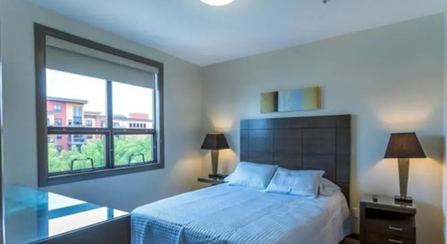 2 Bed 2 Bath Corner Unit Overlooking Pool #501, Buchen Sie Hotel Kelowna British Columbia