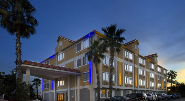 Holiday Inn Express & Suites San Antonio-Dtwn Market Area by IHG