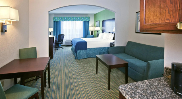 Двухместный люкс Holiday Inn Express Hotel & Suites Graham by IHG
