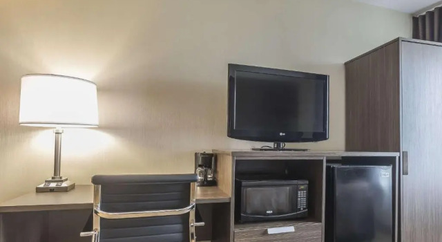 Четырёхместный номер Deluxe Цокольный этаж Comfort Inn