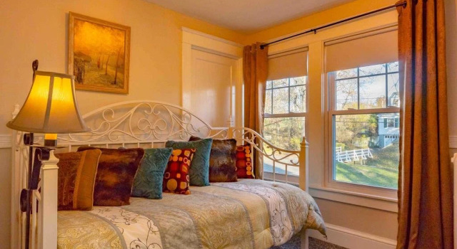 Enchanted Cottage on Glen - Entire House Rental, Buchen Sie Ferienhaus Elmira (und Umgebung) New York State