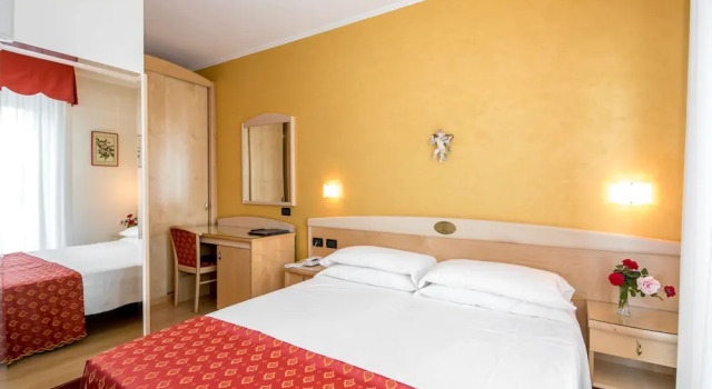 Двухместный номер Comfort с балконом и с частичным видом на море Hotel Helios
