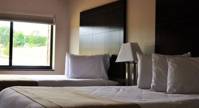 Boulders Inn & Suites Polk City, Buchen Sie Hotel Polk City Iowa